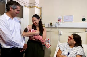 Primer bebé del 2026 en la Región Metropolitana nació en el Hospital San Juan de Dios