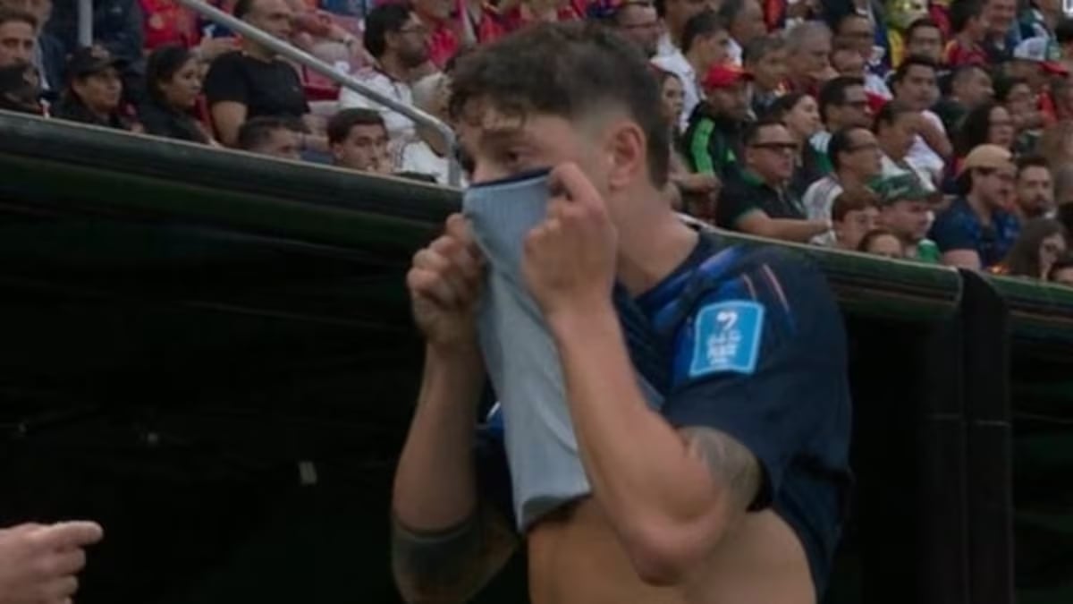 Con Muslera afuera en el entretiempo y Valverde reclamando en la banca: los polémicos cambios de Bielsa ante España
