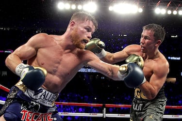 El boxeador Gennady Golovkin derrota a Canelo Alvarez (derecha) en el combate por los pesos medios de WBC, WBA e IBF en el T-Mobile Arena de Las Vegas (Estados Unidos).