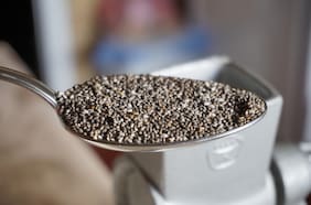 ¿Qué tan cierto es que el agua de chía, popular en las redes sociales, es buena para la salud y para bajar de peso?