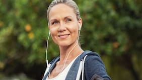 Cuántos pasos debes caminar al día para reducir el riesgo de Alzheimer, según un nuevo estudio