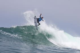 El World Surf League en Chile proclamó a Douglas Silva y Arena Rodríguez como sus campeones en el Iquique Pro 2025