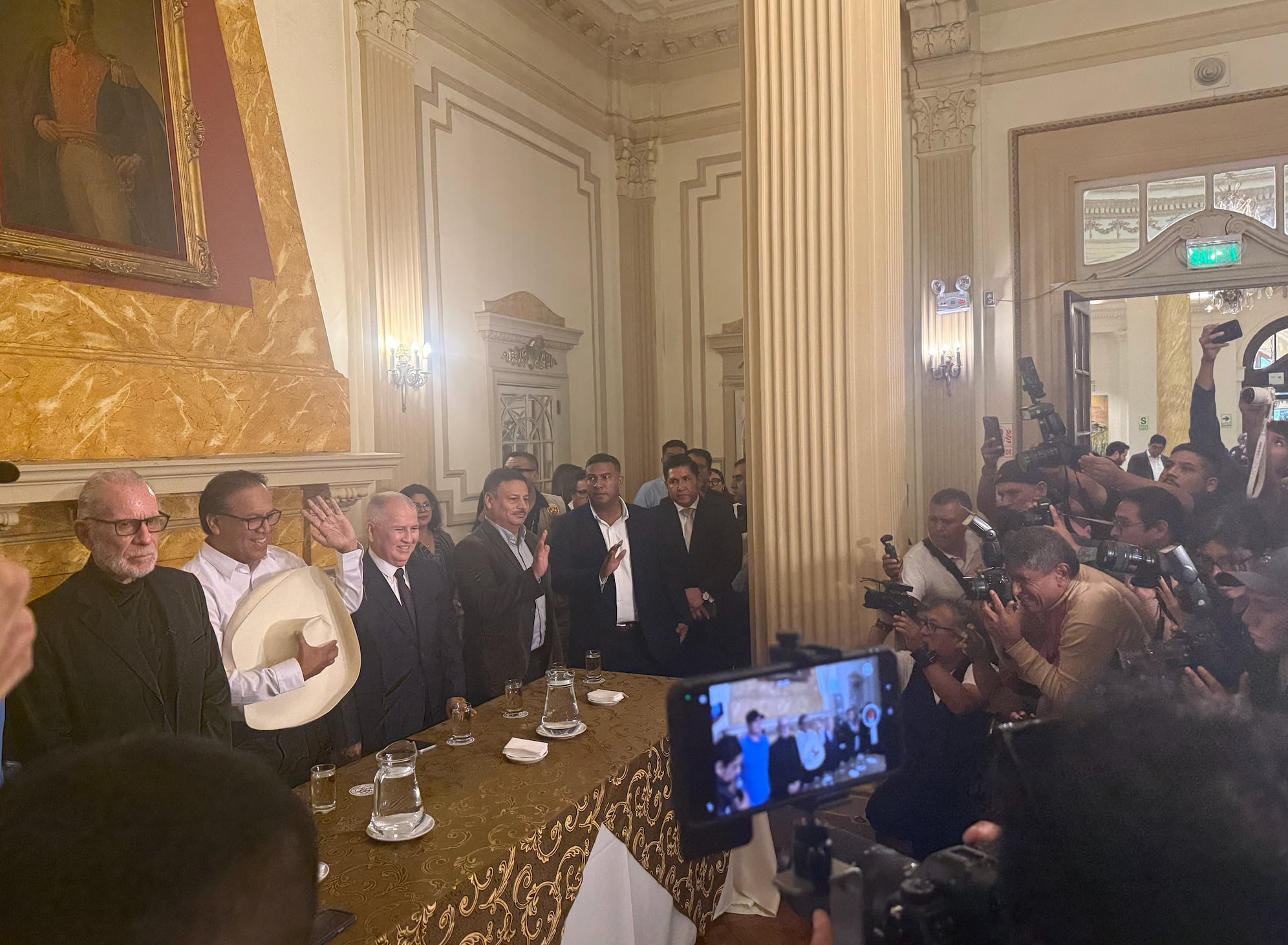 Elecciones en Perú: Sánchez convoca a una alianza "para recuperar la democracia" y Keiko pone duda reconocimiento de resultados