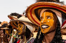 El tradicional concurso de belleza donde las mujeres juzgan a los hombres