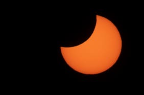 Primer eclipse solar del año: las increíbles fotos del fenómeno astronómico que pudo verse en gran parte de Chile
