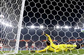 Video: Szczesny le ahoga el grito de gol a Lionel Messi con un penal atajado