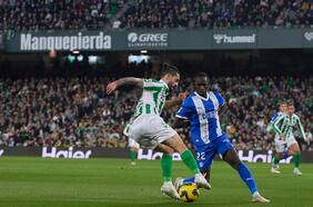 El discípulo le gana al maestro: el Alavés de Coudet hunde un poco más al Betis de Pellegrini