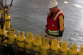 Empresas de gas licuado rebaten que proyecto del gobierno que desintegra la industria permita bajar precios a consumidores