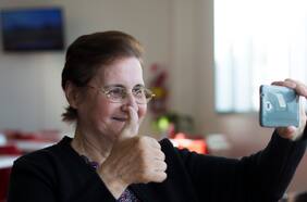 Universitarios mejoran la vida de adultos mayores con capacitación presencial en el uso de la tecnología