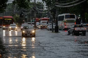 Sistema frontal: Senapred mantiene alerta roja en RM y Arauco, hay daños en viviendas y cierre preventivo de rutas