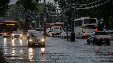 Sistema frontal: Senapred mantiene alerta roja en RM y Arauco, hay daños en viviendas y cierre preventivo de rutas