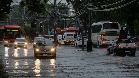 Sistema frontal: Senapred mantiene alerta roja en RM y Arauco, hay daños en viviendas y cierre preventivo de rutas