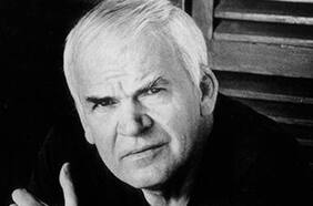 Milan Kundera, la Guerra Fría y un ensayo reivindicatorio de su barrio