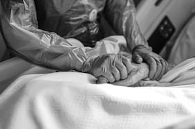 Cuidados paliativos: 12 mil personas los reciben este año en el sistema público y cifra va en constante alza desde 2022