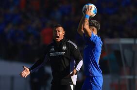 Jorge Almirón se lanza con todo y acusa de “robo” contra Colo Colo en la derrota del Superclásico