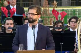 Presidente Boric enciende árbol de Navidad en plaza de la Constitución con mensaje a los niños: “Estamos trabajando para ustedes”
