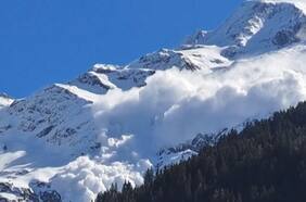 Turistas chinos graban impresionante avalancha que los cubrió
