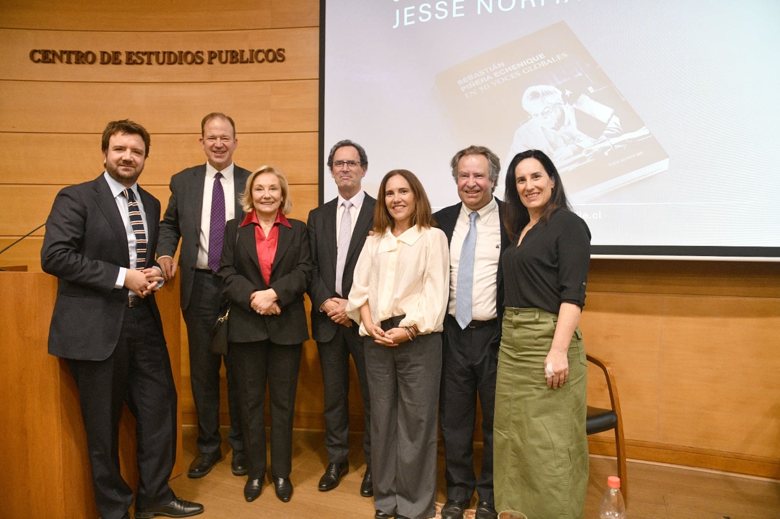 “Una versión que ninguna persona podría hacer por sí sola”: seminario sobre libro de Sebastián Piñera en 50 voces globales