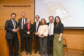 “Una versión que ninguna persona podría hacer por sí sola”: seminario sobre libro de Sebastián Piñera en 50 voces globales