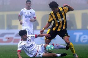 Christian Bravo ve desde el banco el empate entre Nacional y Peñarol