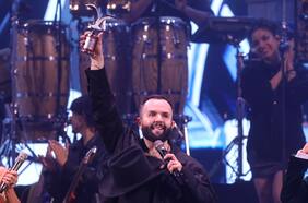 Carin León sorprende en el Festival de Viña con sólida presentación y tributo a Zalo Reyes