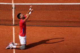 La edad no importa: Novak Djokovic derriba a Zverev y desafiará a Jannik Sinner por el paso a la final de Roland Garros