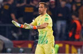 Con Manuel Pellegrini en Santiago: Claudio Bravo saca la voz en el reto de Cousillas al plantel del Betis tras la caída en La Liga