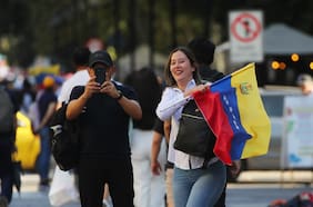 La mitad de los migrantes con empleo en Chile son venezolanos y la mayoría trabaja en el comercio