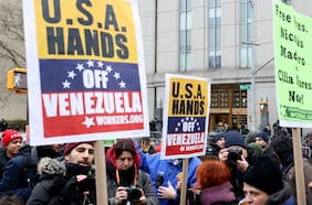 A favor y en contra: las protestas afuera del Tribunal Federal de Nueva York donde formalizarán a Nicolás Maduro