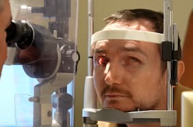 Hombre ciego recuperó la visión gracias a una curiosa cirugía: le implantaron un diente en el ojo