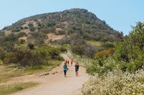 Los mejores cerros y parques para para hacer trekking en Santiago esta temporada