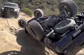 No ayuden tanto: destrozan esta Toyota Tacoma al intentar ponerla nuevamente ‘en pie’