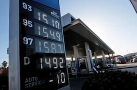 Quiroz anuncia baja de hasta $100 en bencinas para este jueves y expectativas de IPC de junio llegan hasta un -0,4%