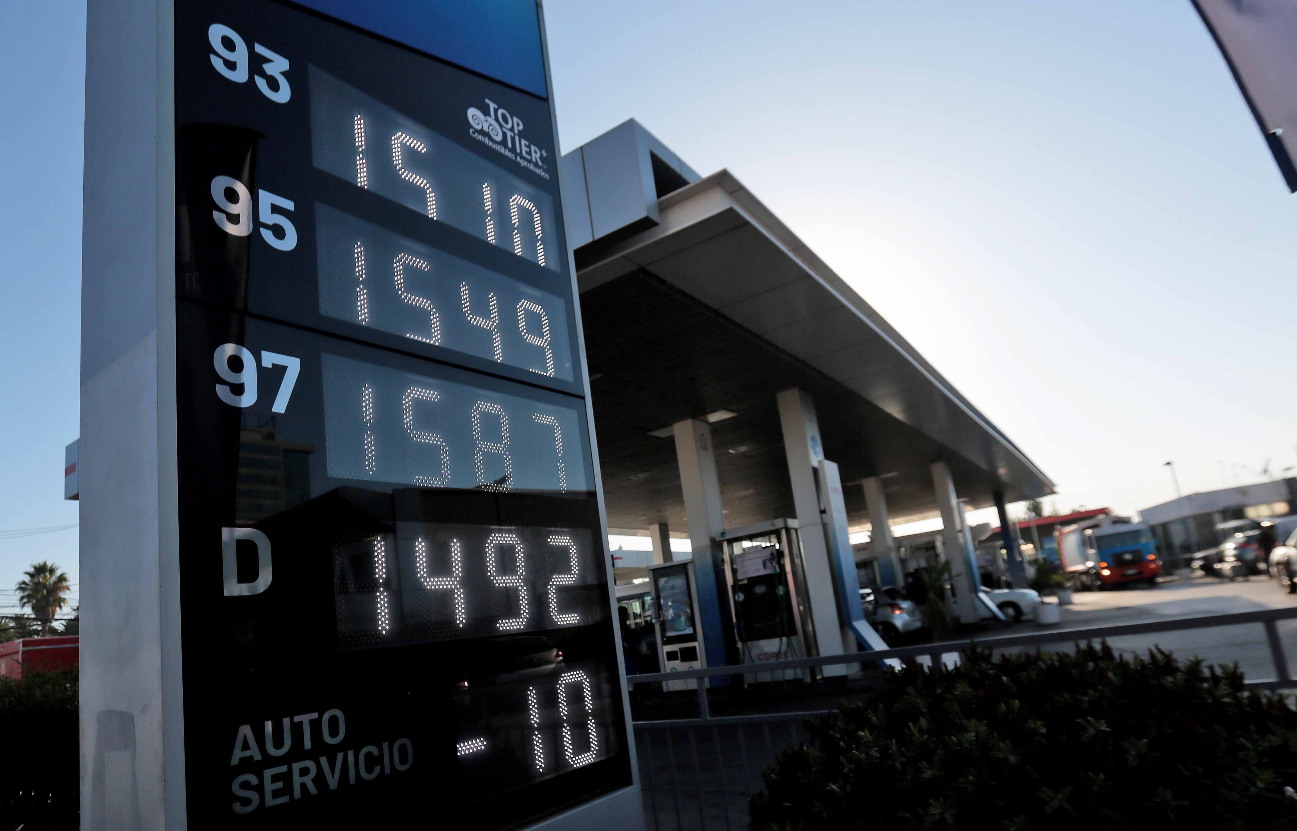 Quiroz anuncia baja de hasta $100 en bencinas para este jueves y expectativas de IPC de junio llegan hasta un -0,4%