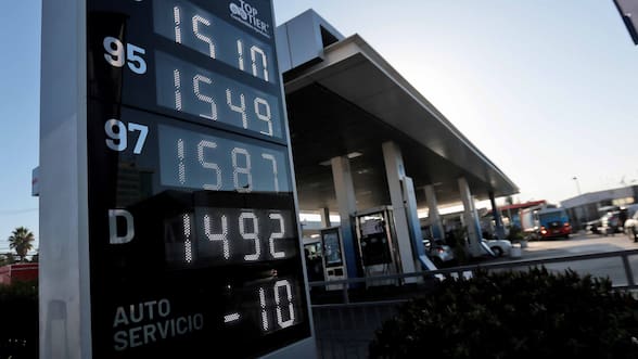 Quiroz anuncia baja de hasta $100 en bencinas para este jueves y expectativas de IPC de junio llegan hasta un -0,4%