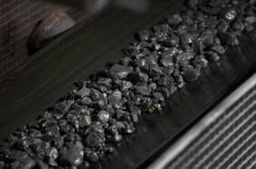 La Bolsa de Metales de Londres suspende operaciones de níquel, que supera la marca de US$ 100.000