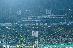 Insólita protesta: hinchas alemanes meten a la cancha autos a control remoto con bengalas