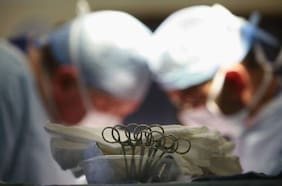 Contraloría detecta que dos médicos becados trabajaron menos de seis meses en seis años