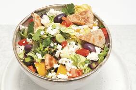 Fattoush, ensalada libanesa con pan pita crocante, hierbas y queso feta