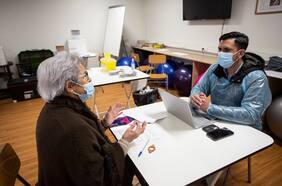 Comité Asesor en Vacunas respalda tercera dosis: recomiendan partir por grupos de más riesgo y que hayan recibido CoronaVac