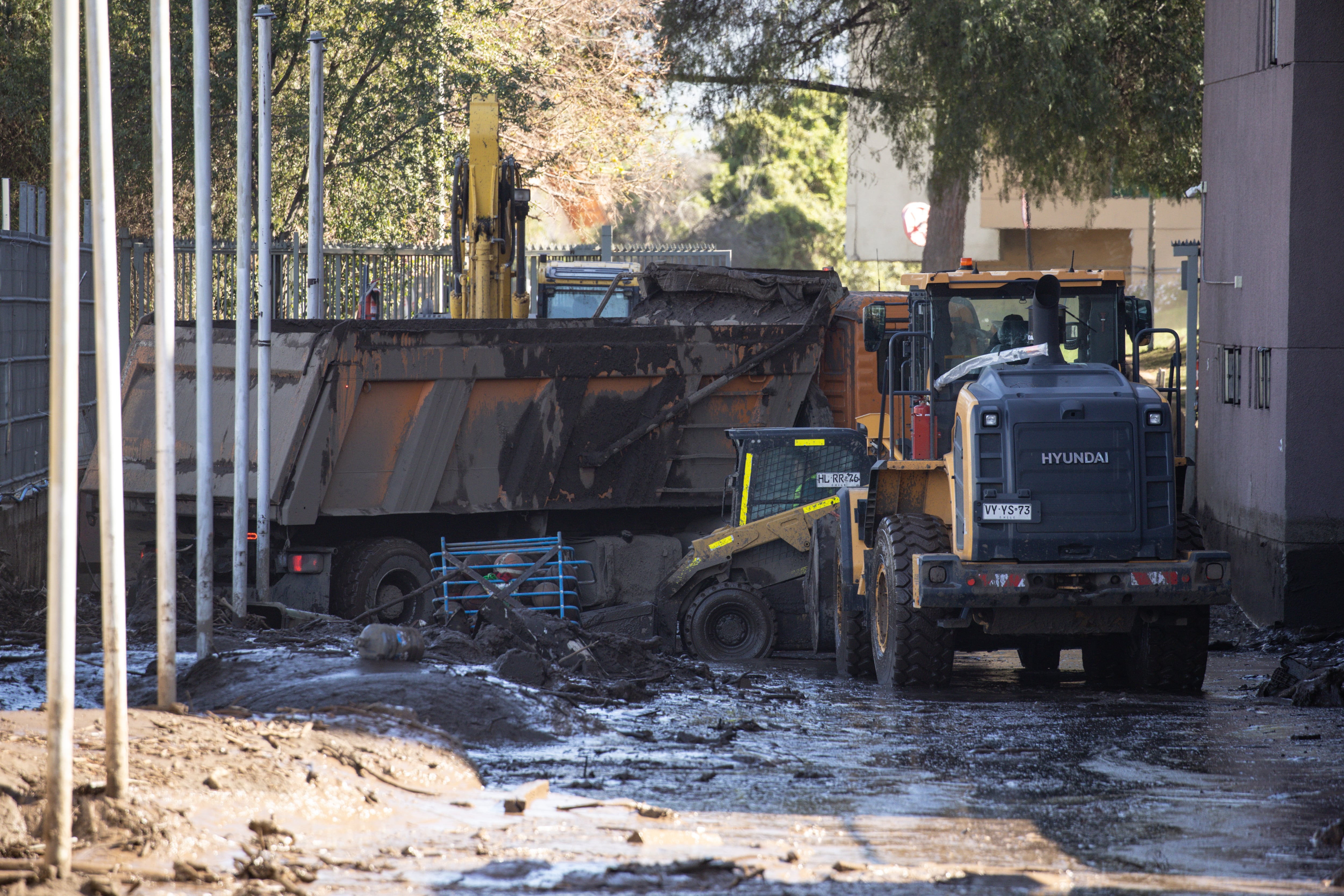 Trabajos en obras viales tras el aluvión que afectó a la comuna de Las Condes.
Foto: Diego Martin /Aton Chile