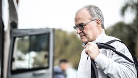 Lo esperaban hinchas en el hotel de concentración: Marcelo Bielsa regresa a Chile para medirse frente a la Roja