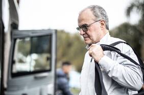 Lo esperaban hinchas en el hotel de concentración: Marcelo Bielsa regresa a Chile para medirse frente a la Roja