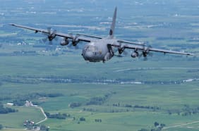 Qué se sabe de los aviones militares que EEUU alberga en El Salvador en medio de las crecientes tensiones en la región