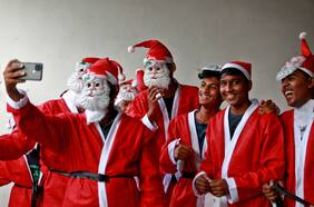 Cuidado con las celebraciones: fiesta navideña dejó a la mitad de los invitados contagiados, a pesar que todos estaban vacunados