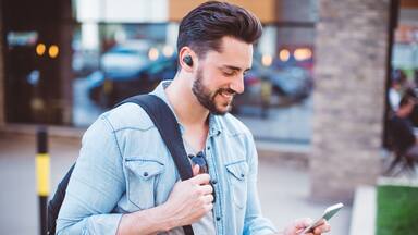 Por qué tus audífonos podrían aumentar el riesgo de infecciones (y cómo evitarlo)