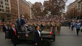 Kast encabeza ceremonia de juramento a la bandera y se alista para almuerzo con expresidentes en La Moneda