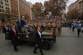 Kast encabeza ceremonia de juramento a la bandera y se alista para almuerzo con expresidentes en La Moneda