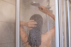 ¿Es mejor bañarse en la mañana, o antes de dormir? Esto responde la ciencia