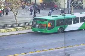 Se registra nueva quema de bus en calle Serrano con la Alameda: no hay detenidos por el momento